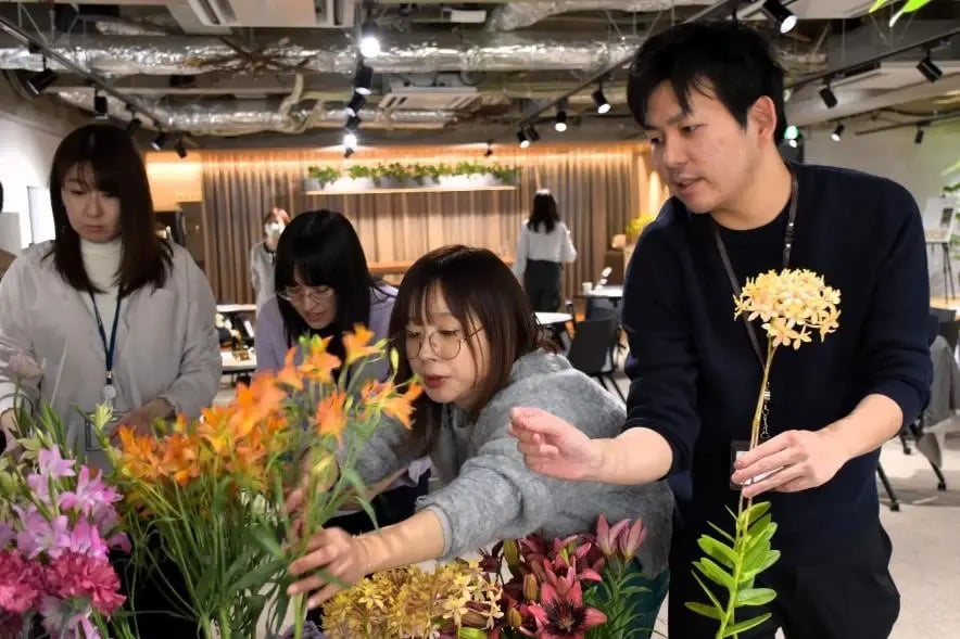 各チーム話し合いや花選びに大忙し