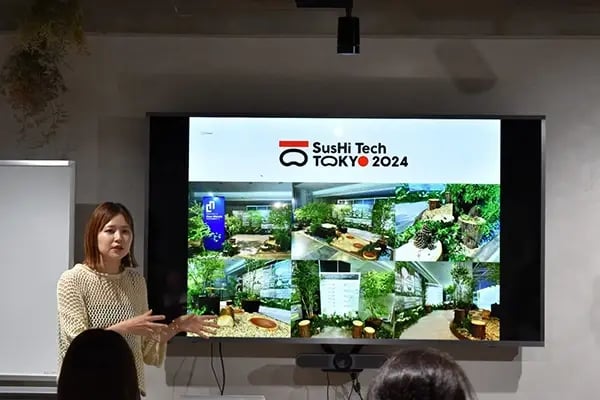 講師がドライフラワーの基本をレクチャー