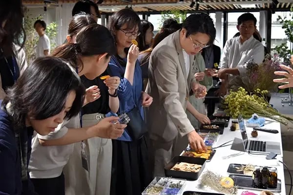 参加者が思いのままにボトルに入れる花を選ぶ