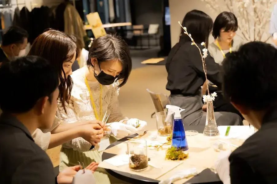 真剣なまなざしで取り組む参加者たち