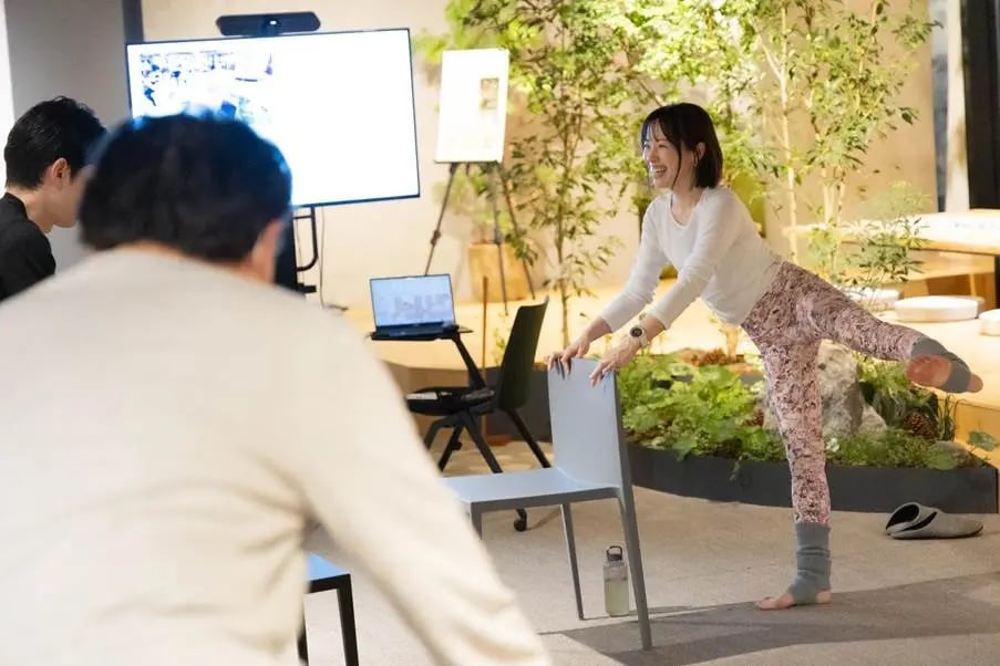 椅子の背もたれを利用したストレッチ