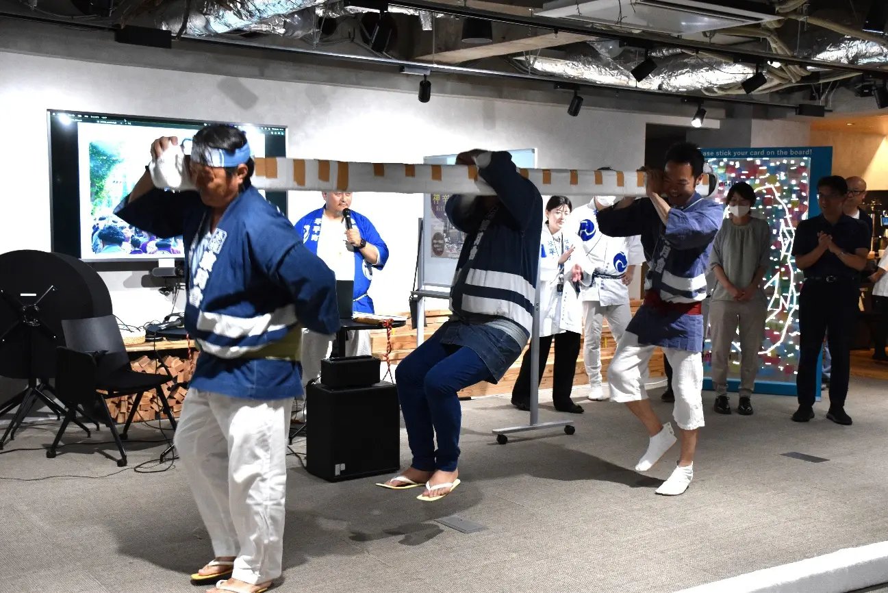 皐月會のメンバーが担ぐ棒に自らぶら下がって、本番に迫るハードな状況を再現