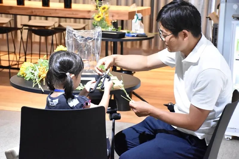 保護者の方にも手伝ってもらいながら、アレンジメントを作っていくお子さんたち