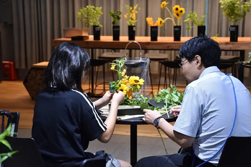 お花屋さん気分で香りをかいでみたり、真剣に見比べて組み合わせを考えたり