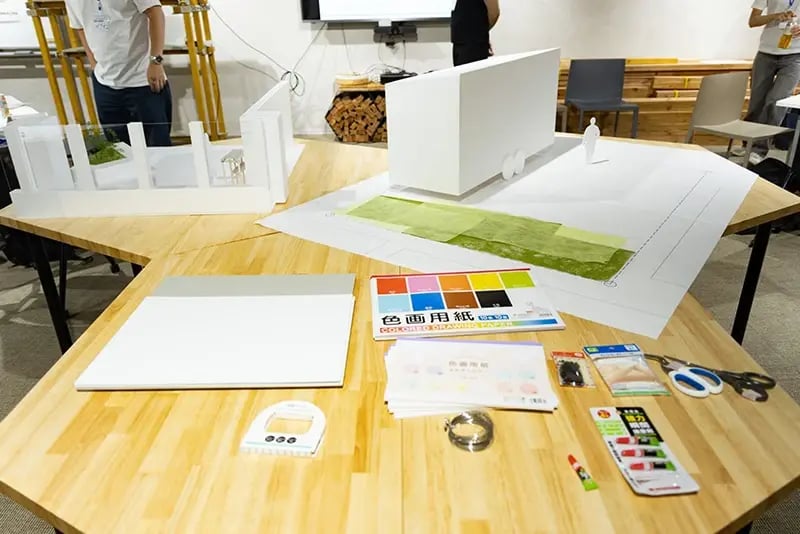 色画用紙や両面テープなどの細かなアイテムも用意