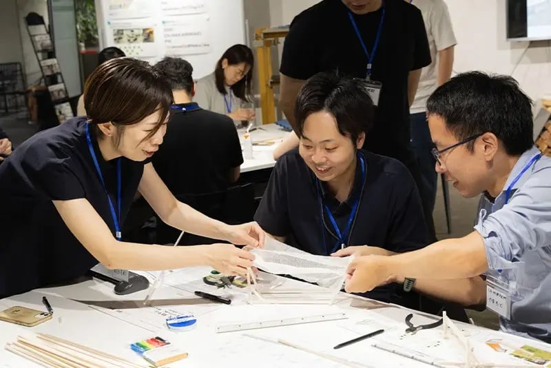 ハンモックの制作をする参加者