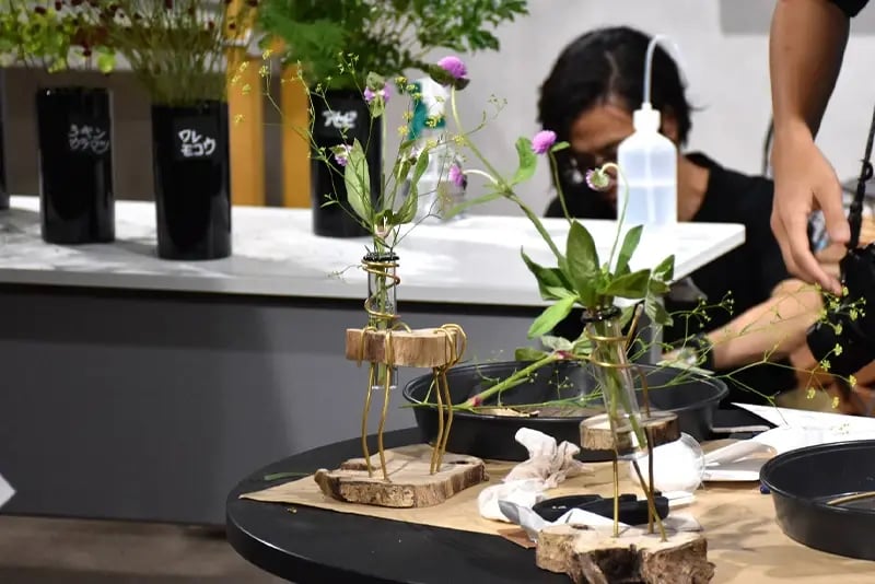 想像力を働かせながら一輪挿しを作り上げていく