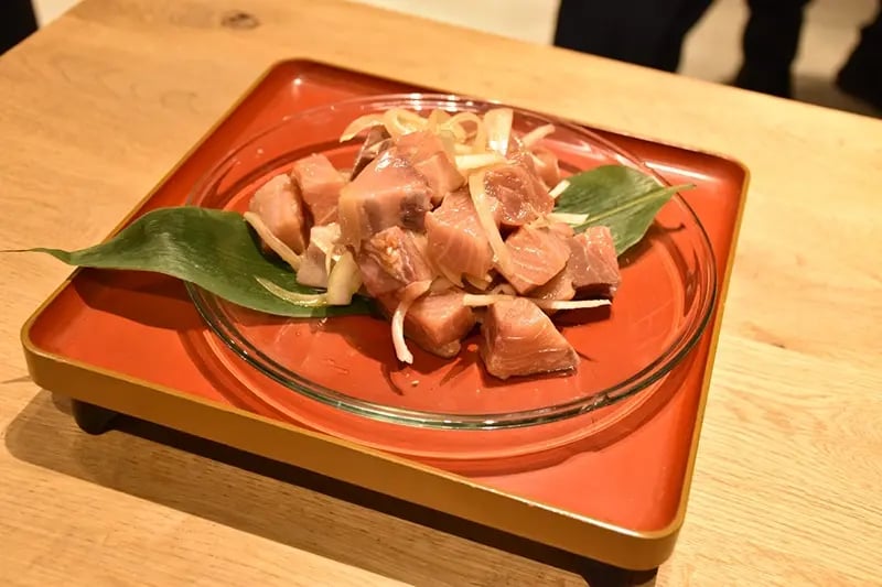 ブリの身を醤油で洗い、スライスした玉ねぎと酢で和えた料理