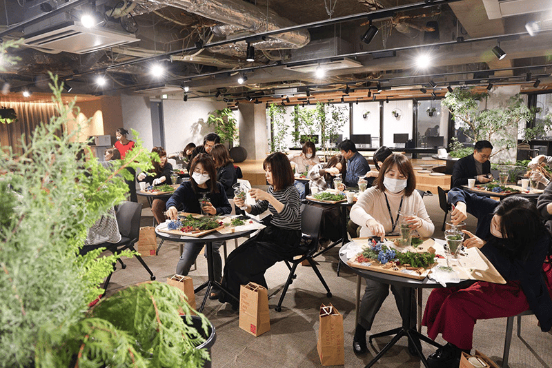 クリスマスボトルツリー制作の様子