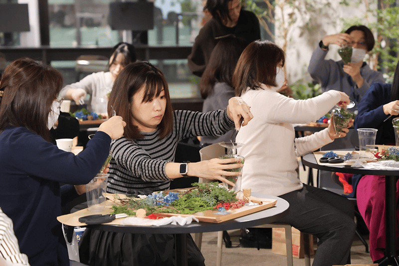 クリスマスボトルツリー制作に集中する参加者