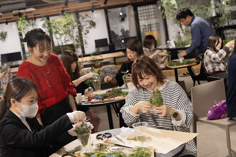 自分のアイデアを作品へ込めていく参加者たち