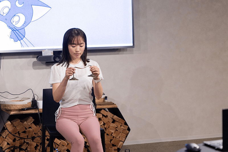 「ティンシャ」を鳴らすSakuraさん