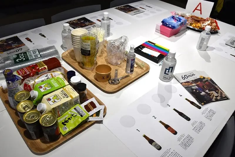 テーブルに並ぶ食材