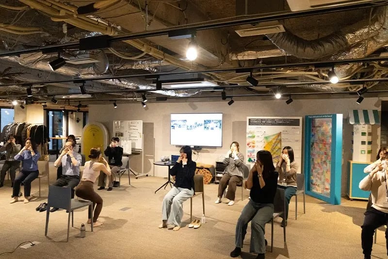 ツボ押しによる顔まわりのほぐしの様子