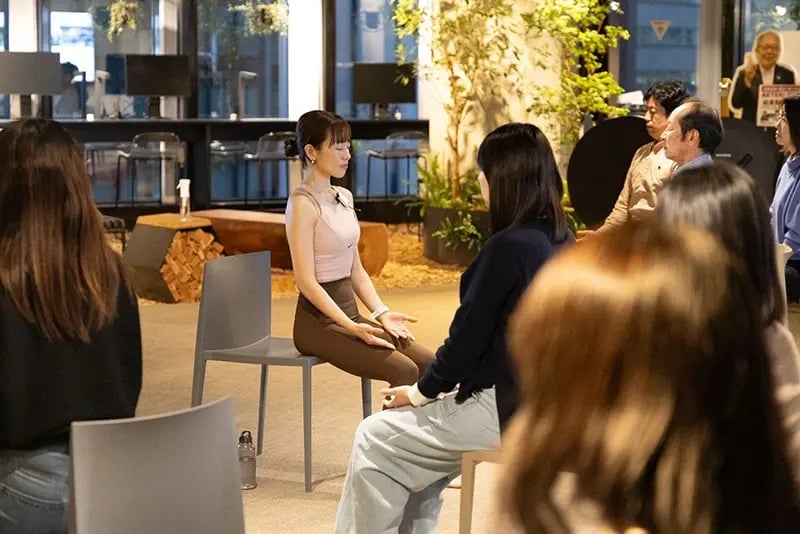 椅子を使った全身のヨガ