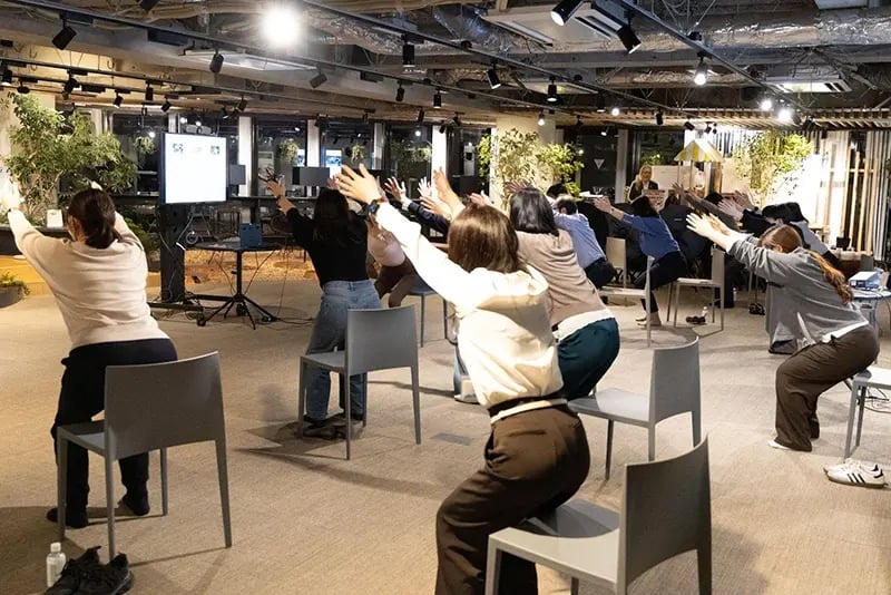 立ち上がって「チェアポーズ（空気椅子）」